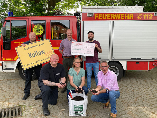 Spendenuebergabe Komposttag Buhck Feuerwehr Kollow 