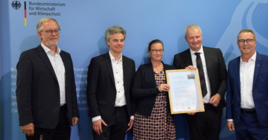Übergabe der Urkunde durch das Bundeswirtschaftsministerium an die Buhck Gruppe